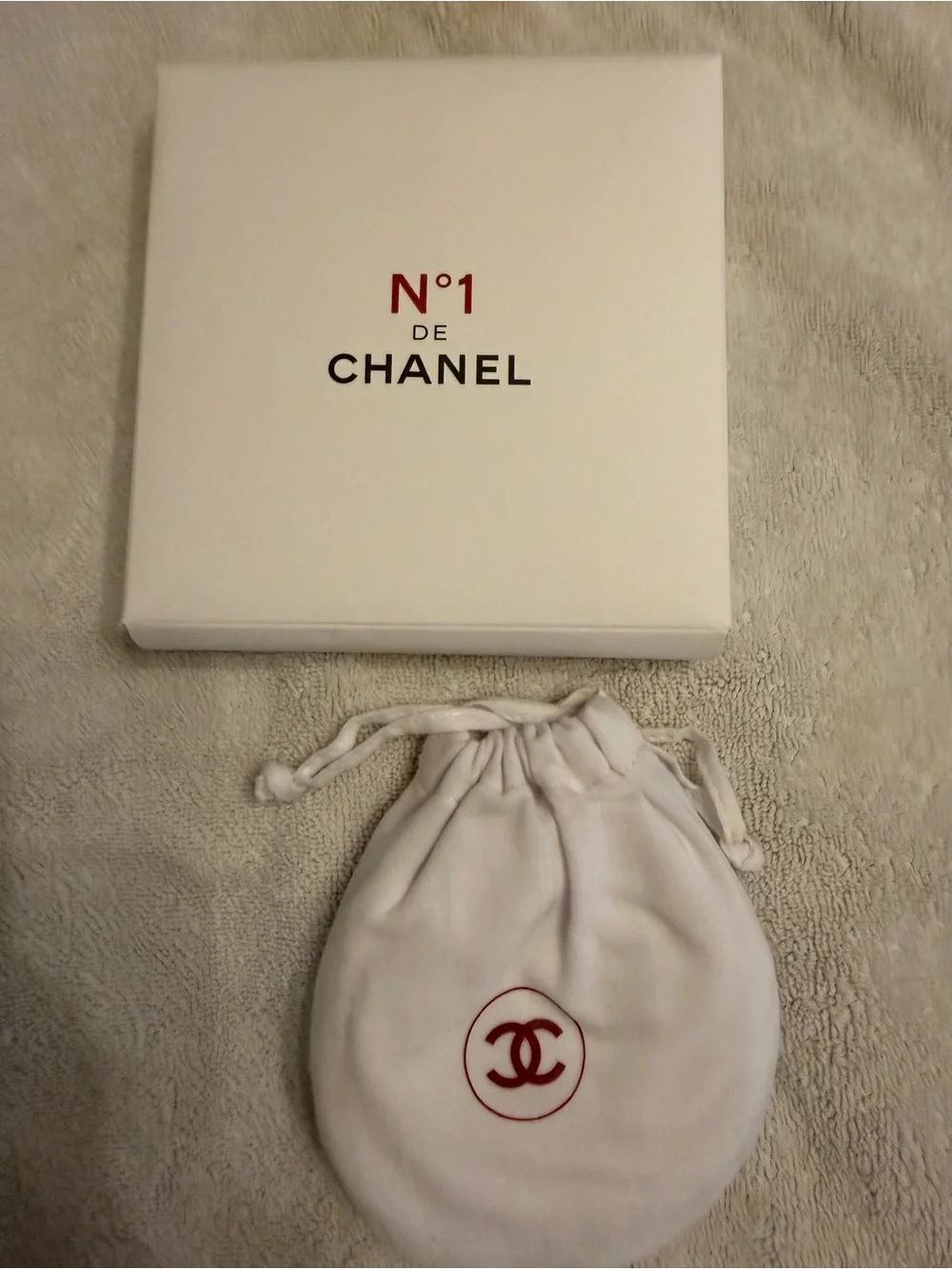 CHANEL N•1 White Reusable Facial Rounds with CC Pouch